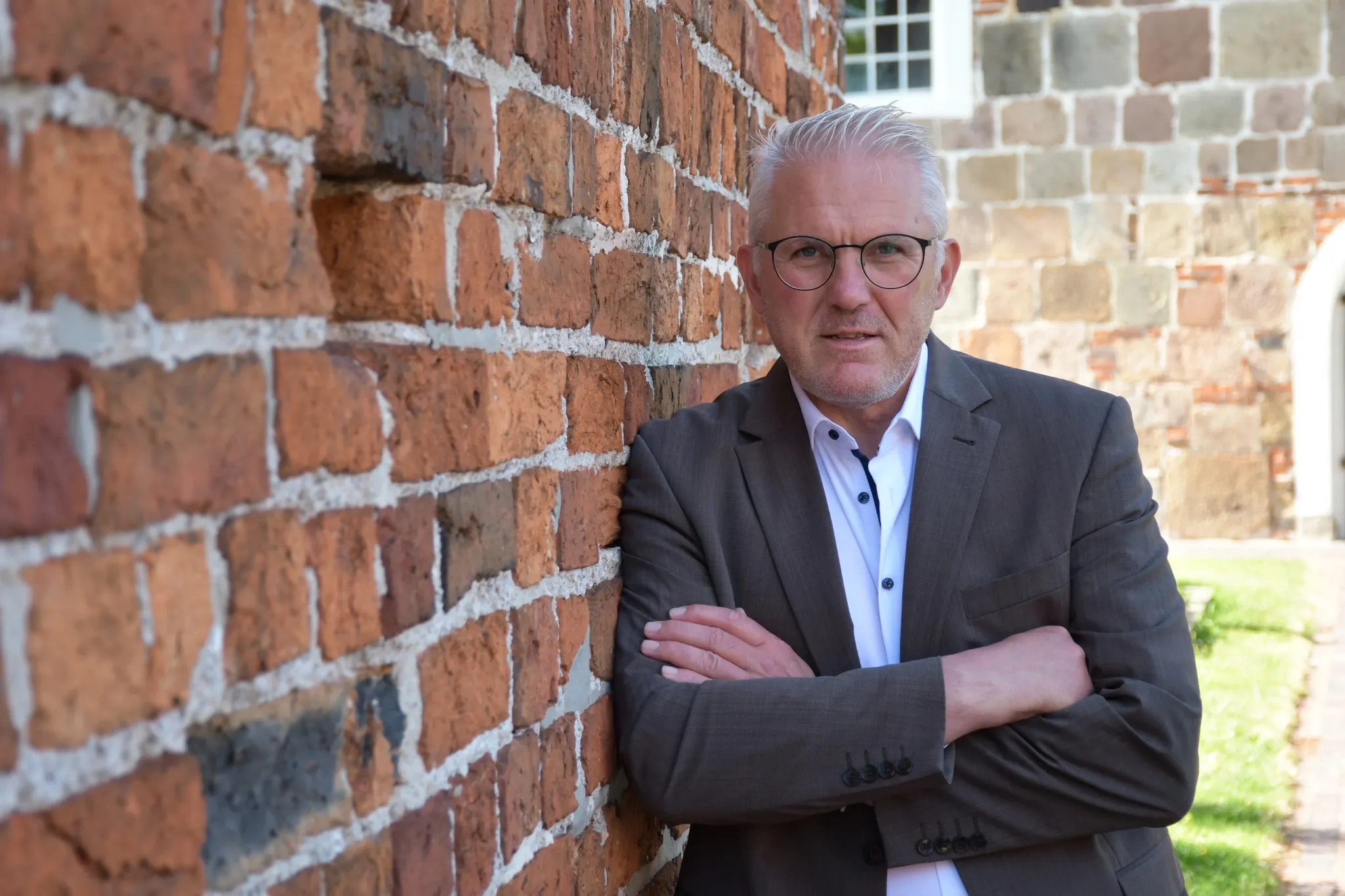 Thorsten Jan-Dirk Cordes an einer historischen Backsteinmauer