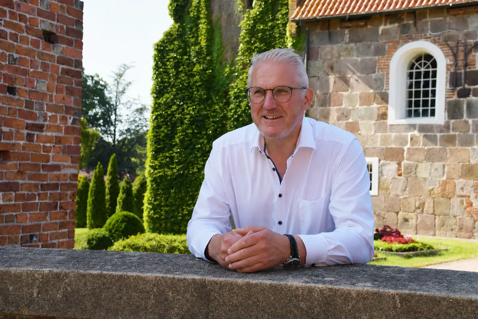 Thorsten Jan-Dirk Cordes im Gesprächsumfeld vor einer Kirche