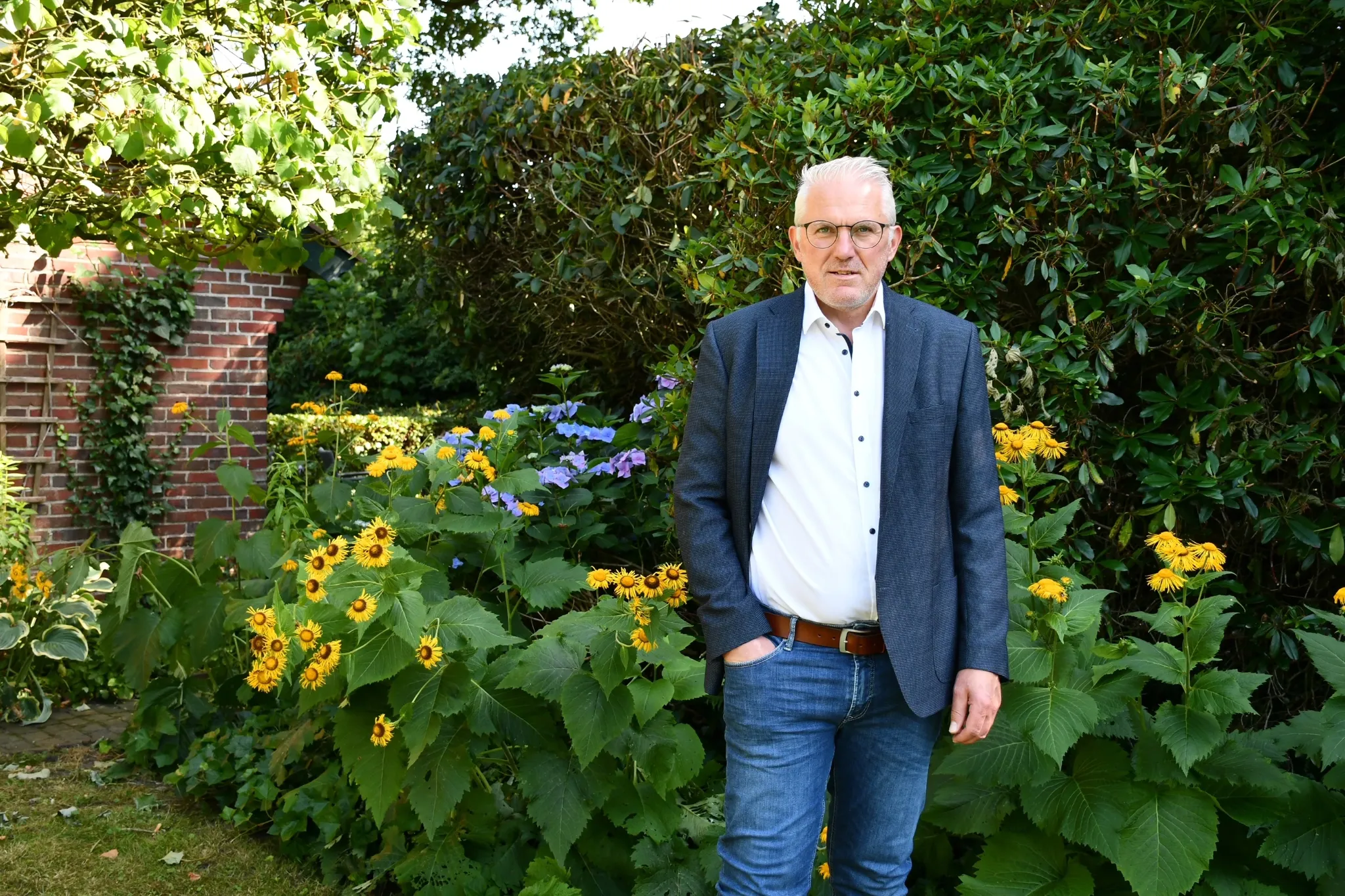Thorsten Jan-Dirk Cordes in einem blühenden Garten